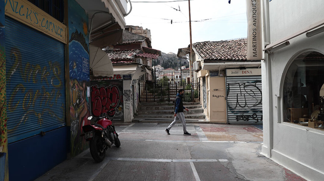 Αττική - Κορωνοϊός: Νεαρός με μάσκα στο κέντρο της Αθήνας