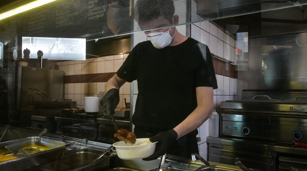 Εργαζόμενος με μάσκα