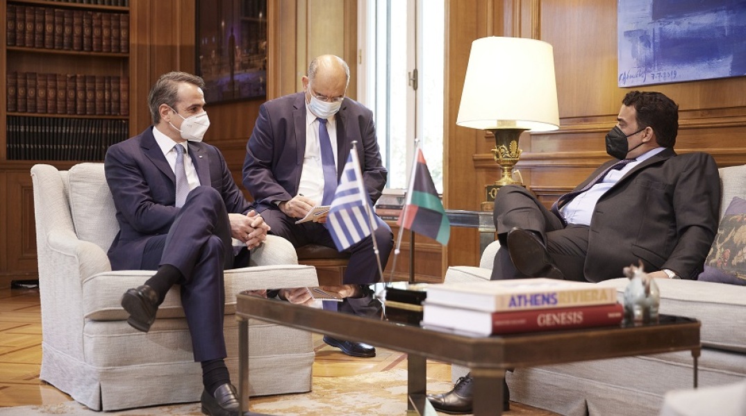 O πρωθυπουργός Κυριάκος Μητσοτάκης με τον πρόεδρο του Προεδρικού Συμβουλίου της Λιβύης