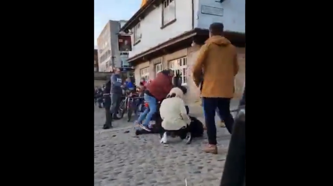 Συμπλοκή έξω από παμπ στη Βρετανία