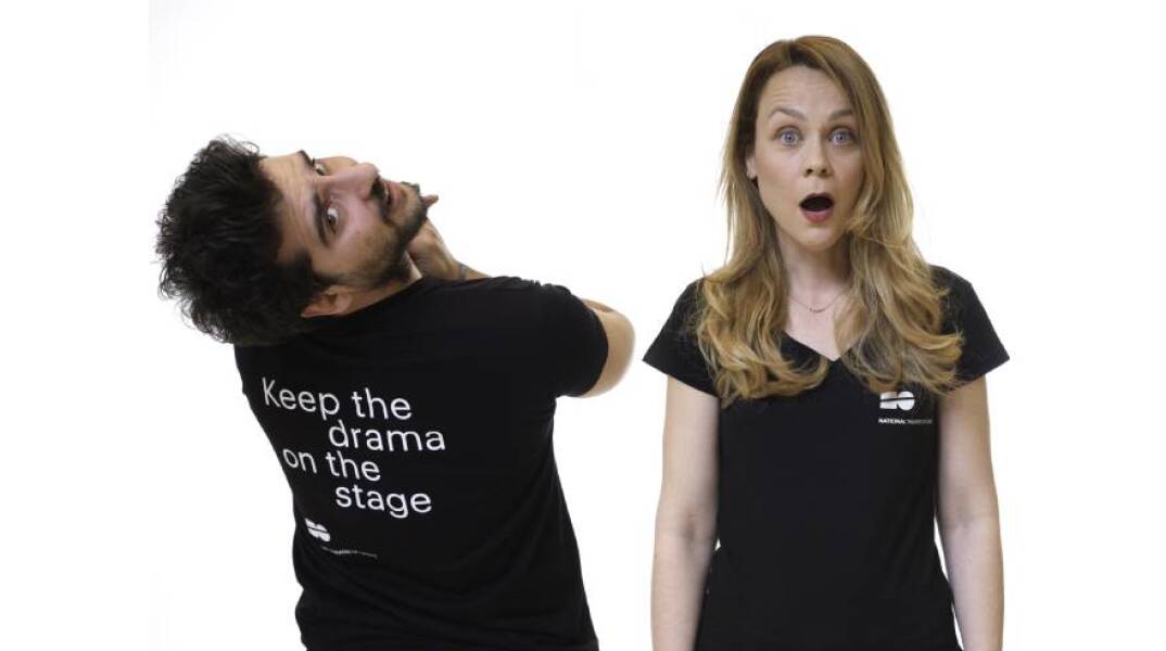 Ο Κωνσταντίνος Μπιμπής και η Λένα Παπαληγούρα με t-shirts από το eshop του Εθνικού Θεάτρου