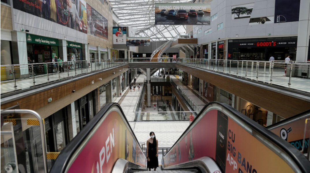 Εμπορικά κέντρα: Κοπέλα με μάσκα για τον κορωνοϊό ανεβαίνει τις κυλιόμενες σκάλες σε mall (ΦΩΤΟ ΑΡΧΕΙΟΥ)