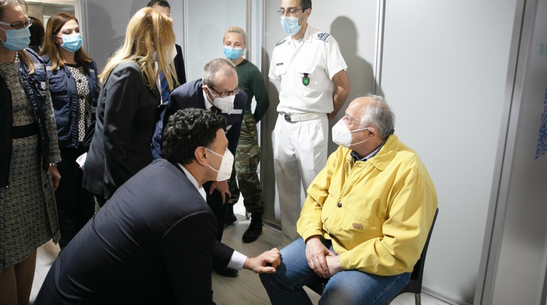 Επίσκεψη Κικίλια στο εμβολιαστικό κέντρο στο Μαρούσι 