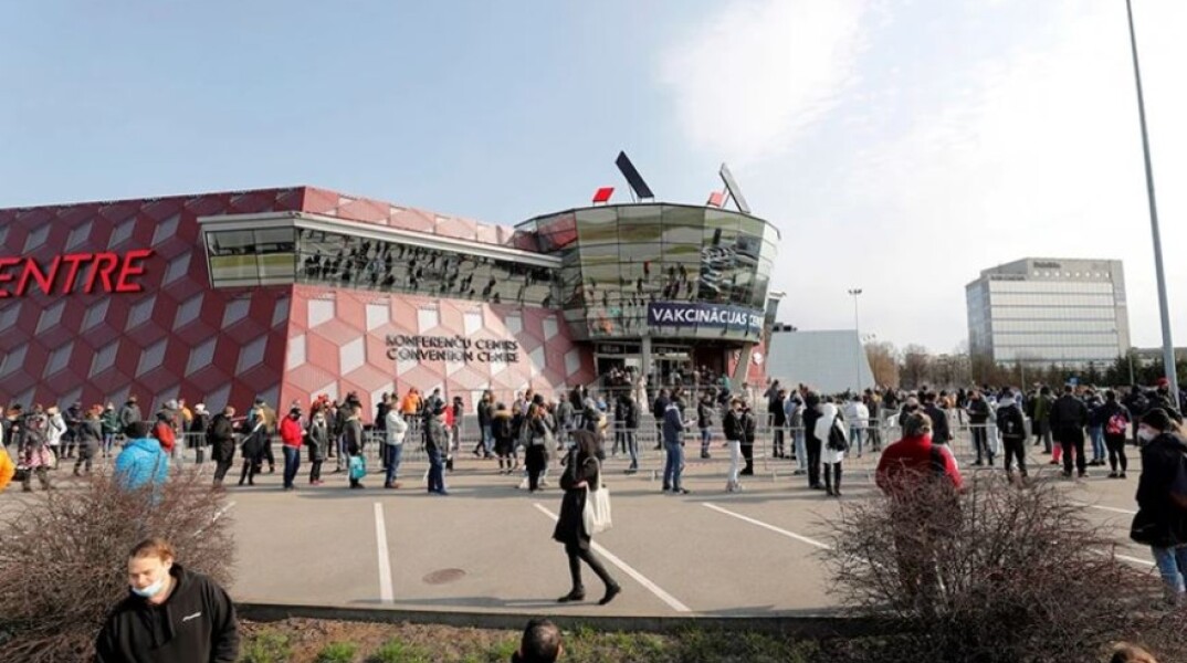 Λετονία - Ουρές για το εμβόλιο της AstraZeneca