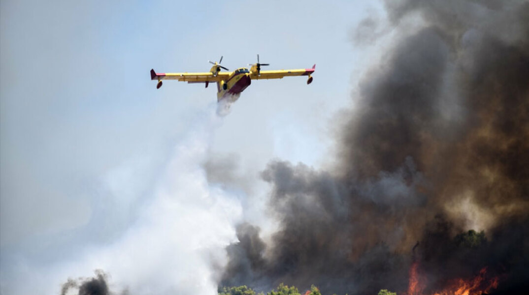 Αεροσκάφος Canadair επιχειρεί σε δασική πυρκαγιά (ΦΩΤΟ ΑΡΧΕΙΟΥ) - Φωτιά ξέσπασε στη Σάμο και βρίσκεται πλέον σε ύφεση