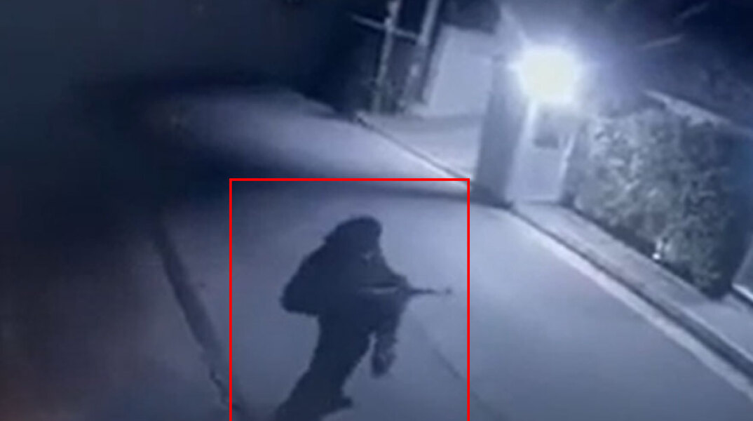 Μένιος Φουρθιώτης: Ένοπλος ανοίγει πυρ έξω από το σπίτι του παρουσιαστή