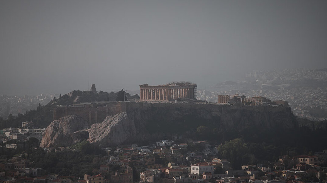 Αφρικανική σκόνη στο κέντρο της Αθήνας - Εικόνα από την Ακρόπολη - Η ΕΜΥ προβλέπει άστατο καιρό για σήμερα Σάββατο 17 Απριλίου 2021