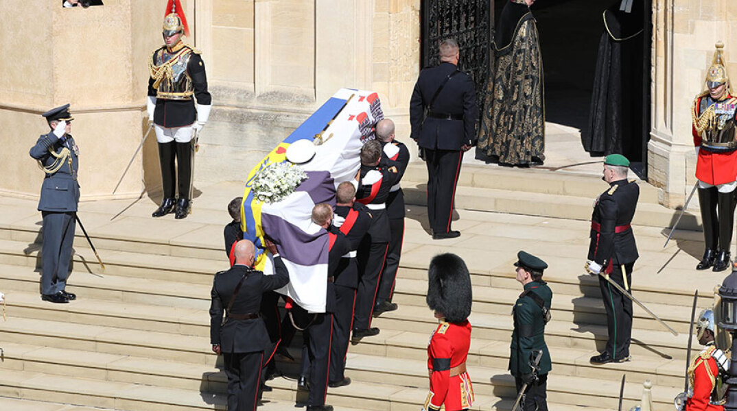 Τυλιγμένο με την προσωπική σημαία του πρίγκιπα Φιλίππου το φέρετρο στην κηδεία του Δούκα του Εδιμβούργου