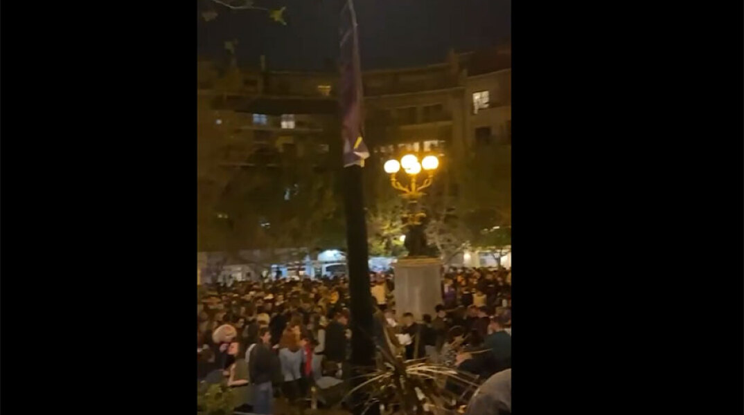 Κυψέλη - Κορωνοπάρτι: Πλήθος κόσμου και δυνατή μουσική στην πλατεία Αγίου Γεωργίου