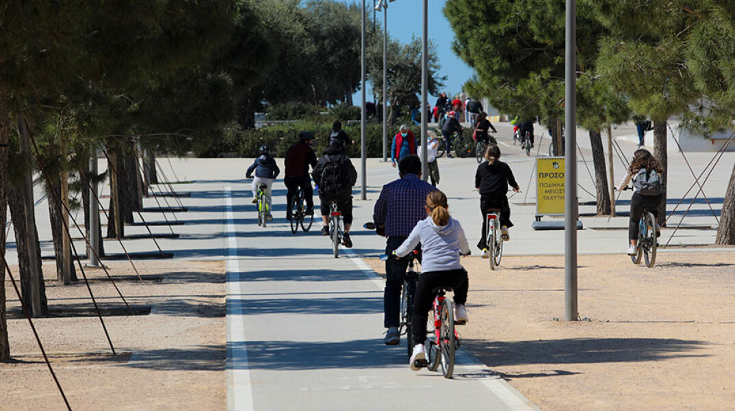 Αττική - Κορωνοϊός: Βόλτα με ποδήλατα στο παραλιακό μέτωπο της Αθήνας