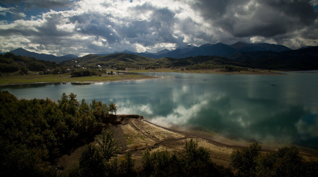 Η Λίμνη Πλαστήρα (ΦΩΤΟ ΑΡΧΕΙΟΥ) - Προβληματισμένοι οι ξενοδόχοι για το αν μπορούν να ανοίξουν σε περίπτωση που επιτραπούν -με απόφαση της τελευταίας στιγμής- οι μετακινήσεις από νομό σε νομό το Πάσχα