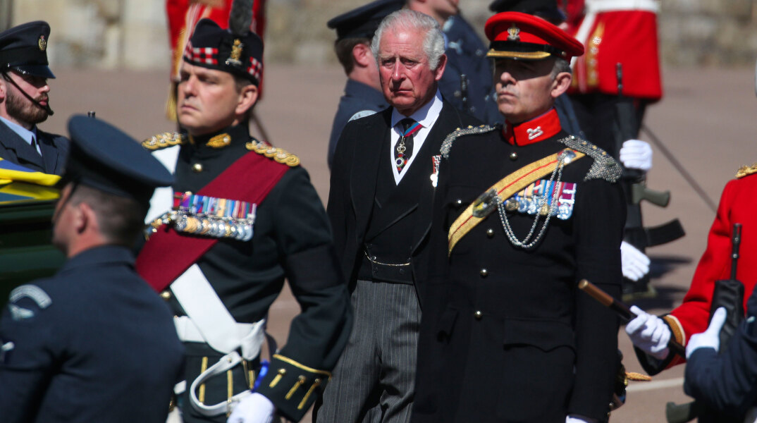 Ο πρίγκιπας Κάρολος στην κηδεία του πρίγκιπα Φιλίππου δάκρυσε αρκετές φορές, καθώς συνόδευσε τον πατέρα του στην τελευταία του κατοικία