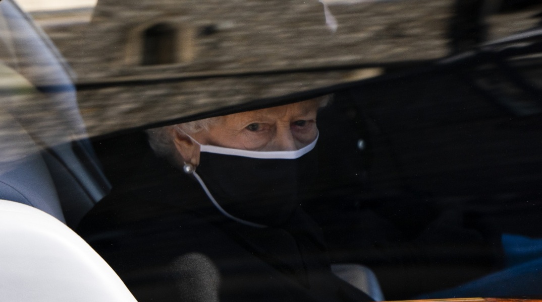 Βασίλισσα Ελισάβετ: Αποχαιρέτισε τον πρίγκιπα Φίλιππο και μια συγκλονιστική φωτογραφία μέσα από το παρεκκλήσι του Αγίου Γεωργίου μονοπώλησε τα ταμπλόιντ