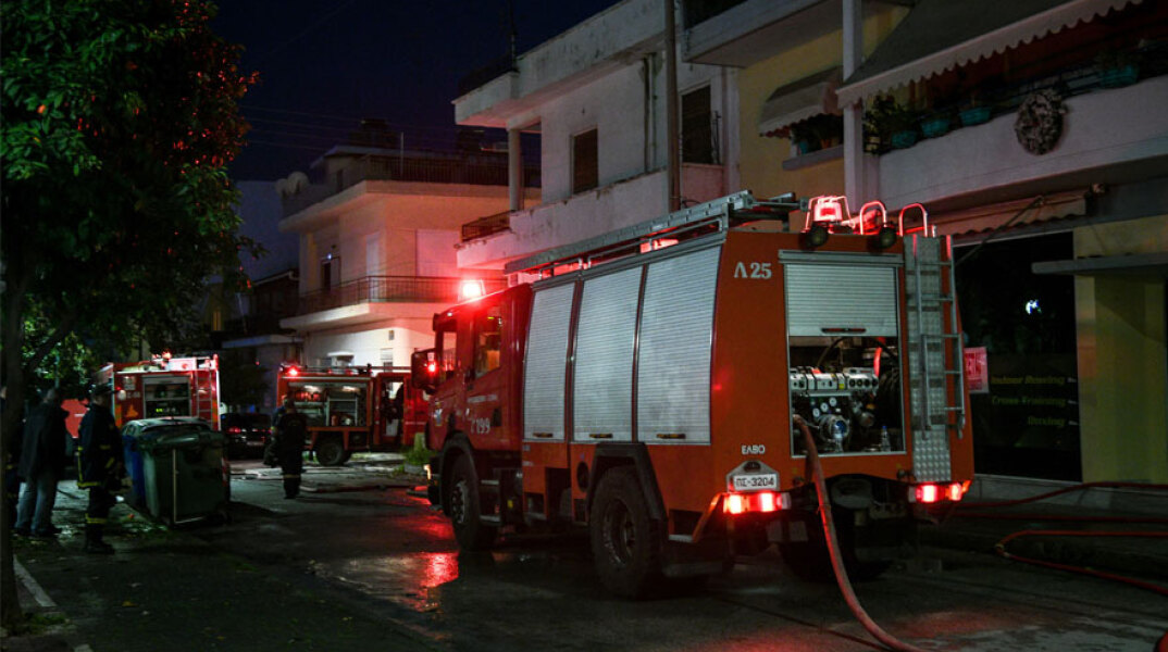 Πυροσβέστες επιχειρούν σε φωτιά που εκδηλώθηκε σε μονοκατοικία (ΦΩΤΟ ΑΡΧΕΙΟΥ)