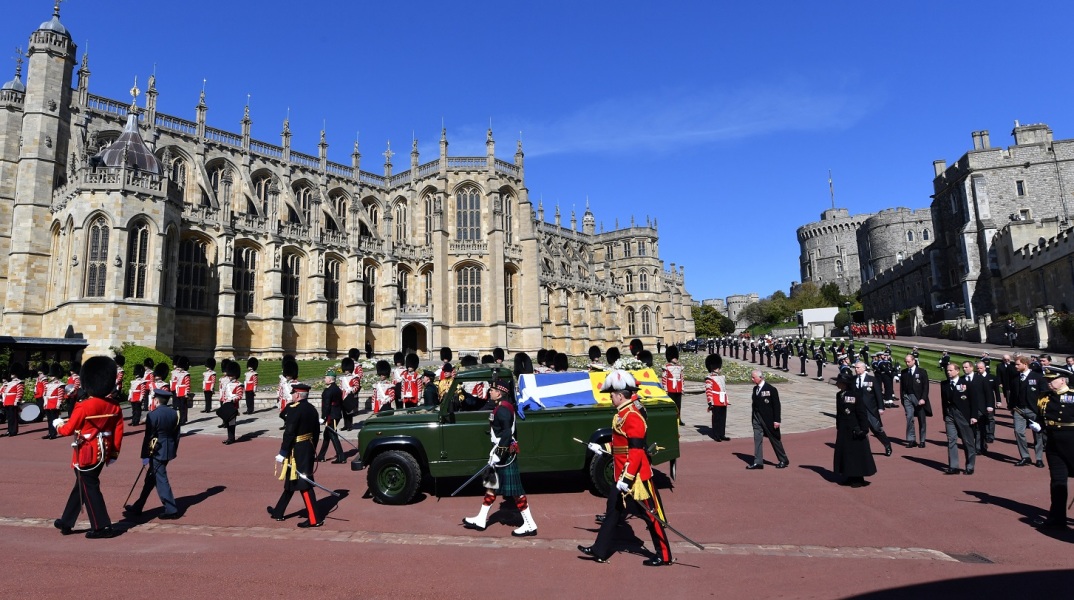 Πρίγκιπας Φίλιππος: Τι συμβολίζει ο ελληνικός σταυρός στη σημαία που σκέπασε το φέρετρο του Δούκα του Εδιμβούργου καθώς συνοδεύτηκε στην τελευταία του κατοικία 