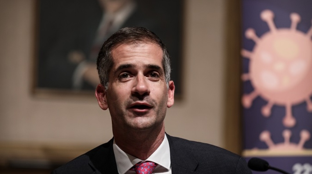 Tη φωτογραφία του άνδρα που ουρεί σε άγαλμα στην Κυψέλη σχολίασε ο Κώστας Μπακογιάννης, ενώ συνεχίζονται οι καθαρισμοί από τα συνεργεία του Δήμου Αθηναίων