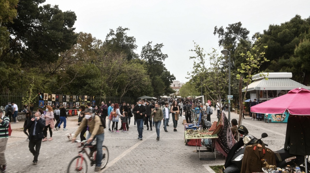 Ο ΕΟΔΥ ανακοίνωσε 1.829 νέα κρούσματα κορωνοϊού σήμερα Κυριακή 18 Απριλίου 2021, ενώ οι νεκροί από Covid-19 το τελευταίο 24ωρο έφθασαν τους 65.