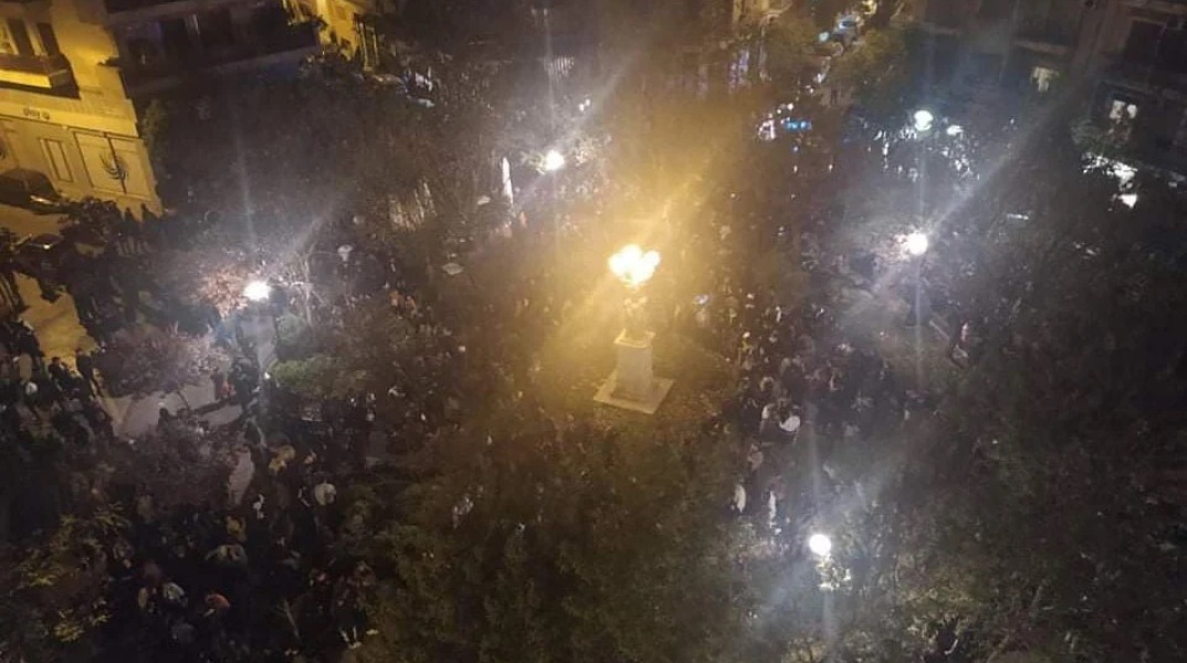 Βίντεο – ντοκουμέντο από το πάρτι του Σαββατόβραδου στη πλατεία Αγίου Γεωργίου στην Κυψέλη καταγράφει εικόνες ακραίου συνωστισμού χωρίς αποστάσεις και μάσκες