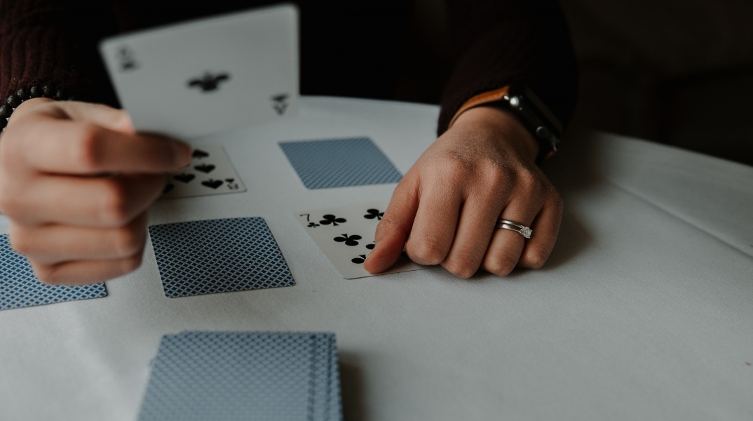 Επιχείρηση της  Διυπηρεσιακής Μονάδας Ελέγχου της Αγοράς σε παράνομη χαρτοπαικτική λέσχη -Συνελήφθησαν πάνω από 20 άτομα, ανάμεσά τους και γνωστός τραγουδιστής