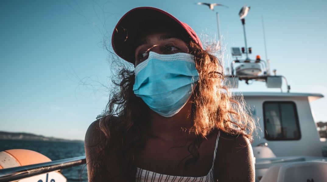Μια υφασμάτινη πάνω από τη χειρουργική μάσκα αυξάνει έως το 80% την προστασία από τα σωματίδια του κορωνοϊού – Ποιος ο σωστός τρόπος χρήσης