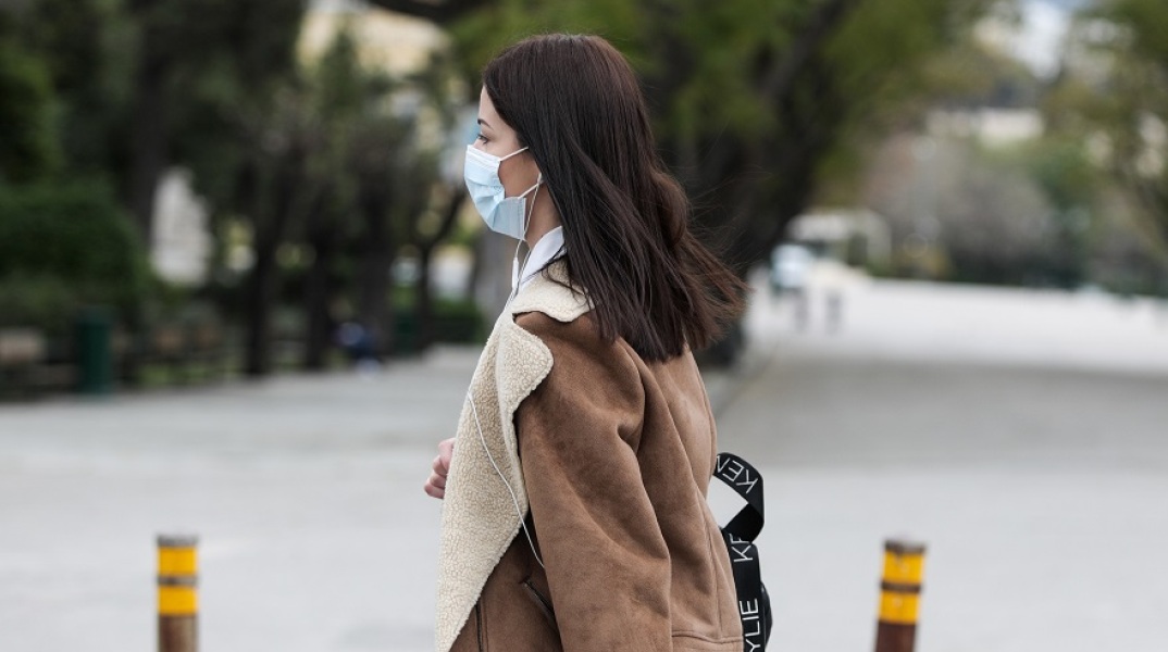 Γυναίκα με μάσκα στον Εθνικό Κήπο