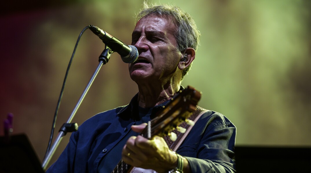  Γιώργος Νταλάρας 