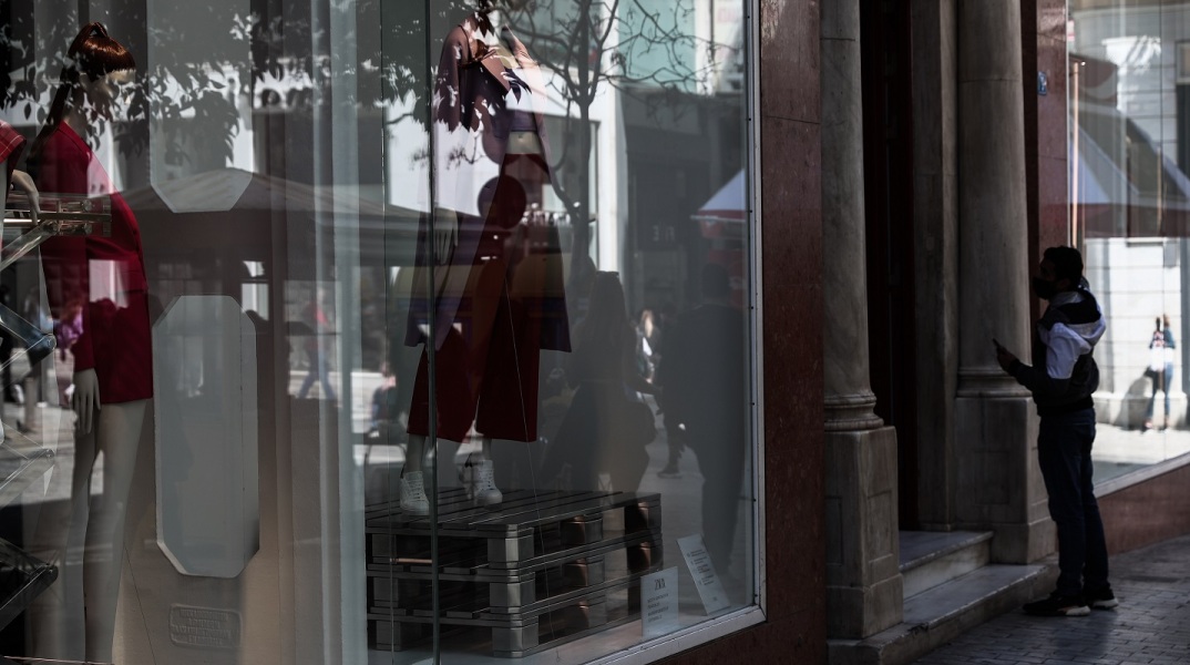 Κίνηση στα καταστήματα στην οδό Ερμού