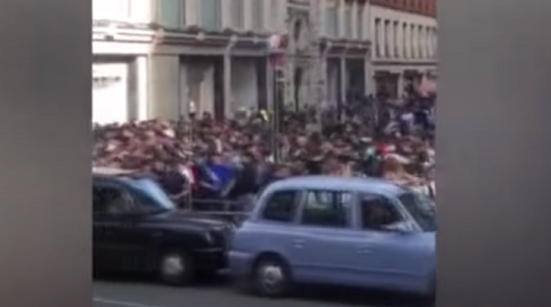 Εικόνες συνωστισμού έξω από τα Harrods στο κεντρικό Λονδίνο