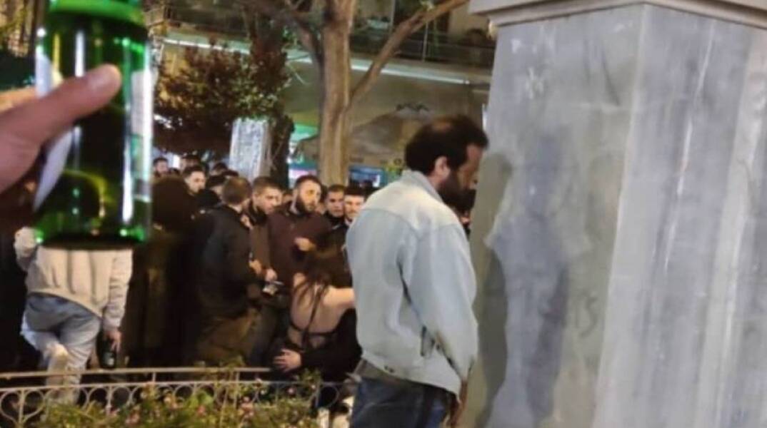 Κυψέλη: Κορωνοπάρτι στην πλατεία με εκατοντάδες άτομα