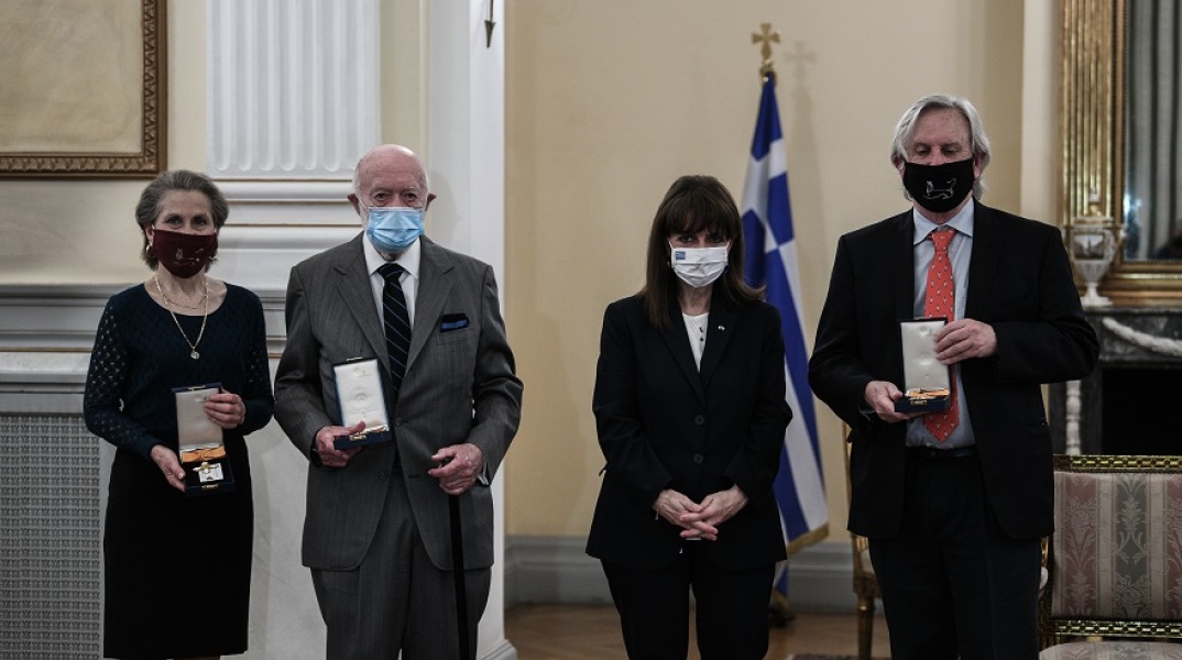 Στιγμιότυπο από την τελετή παρασημοφόρησης τριών Αμερικανών αρχαιολόγων από την ΠτΔ