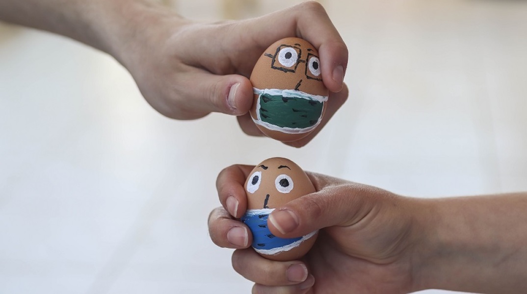 Πασχαλινά αυγά με μάσκα - Τσούγκρισμα