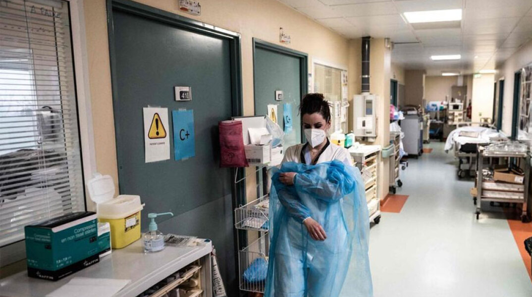 Nοσηλεύτρια με μάσκα για τον κορωνοϊό σε νοσοκομείο (ΦΩΤΟ ΑΡΧΕΙΟΥ)