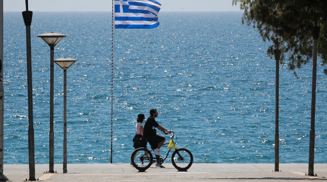 Ελλάδα - Κορωνοϊός: Βόλτα με ποδήλατο στην παραλία του Φαλήρου - Ο ΕΟΔΥ ανακοίνωσε σήμερα Τρίτη (20/4) τα νέα κρούσματα