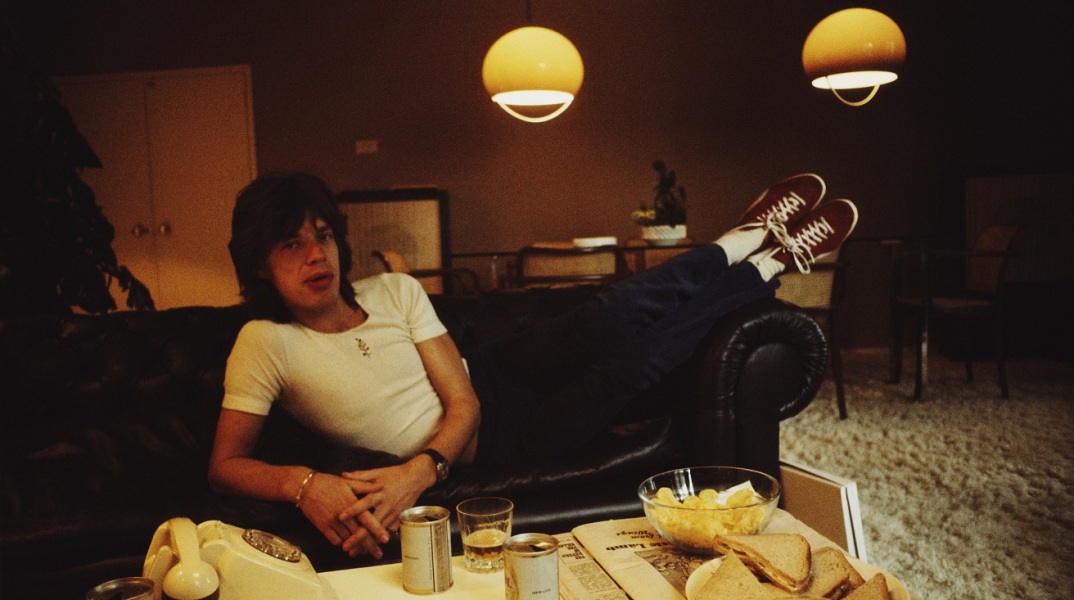 Ο τραγουδιστής των Rolling Stones, Μικ Τζάγκερ, ξαπλώνει σε καναπέ, 1972