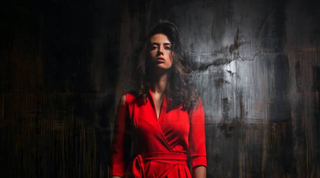 Γυναικα με κόκκινο maxi φόρεμα