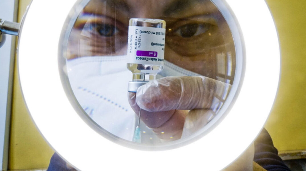 Εμβολιασμός για τον κορωνοϊό με εμβόλιο AstraZeneca
