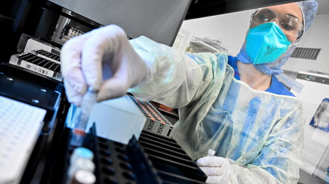 Υγειονομικός με μάσκα για τον κορωνοϊό σε νοσοκομείο όπου γίνεται εμβολιασμός για Covid-19