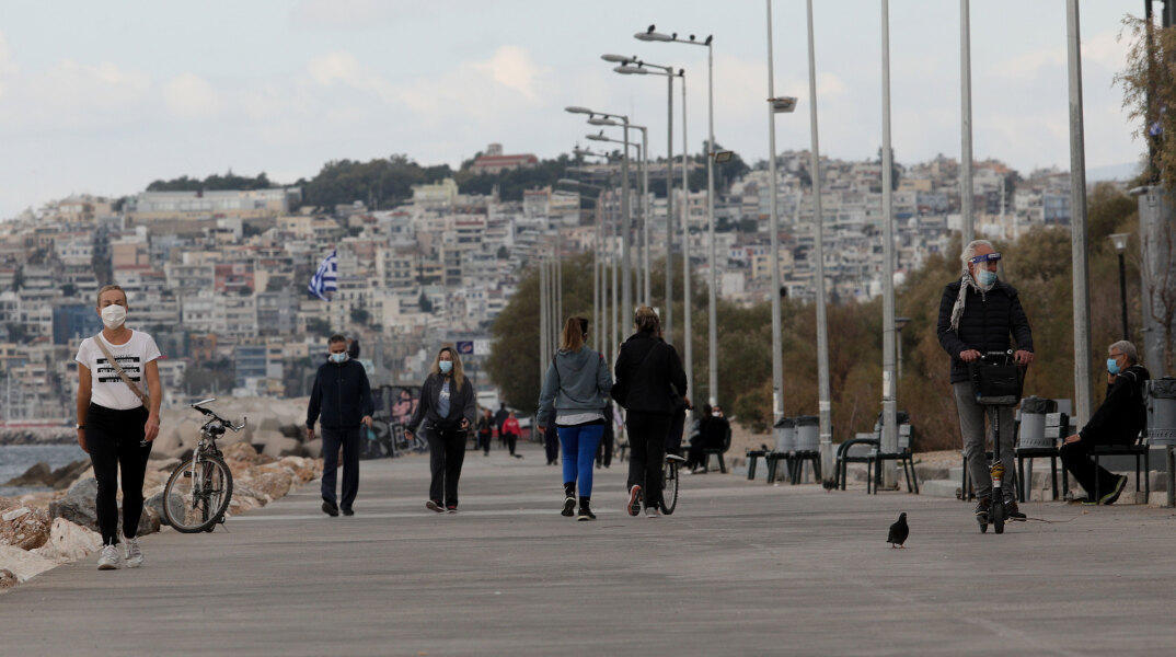 Ελλάδα - Κορωνοϊός: Βόλτα στην παραλία του Φλοίσβου (ΦΩΤΟ ΑΡΧΕΙΟΥ) - Ο ΕΟΔΥ ανακοίνωσε την Τετάρτη (21/4) τα νέα κρούσματα