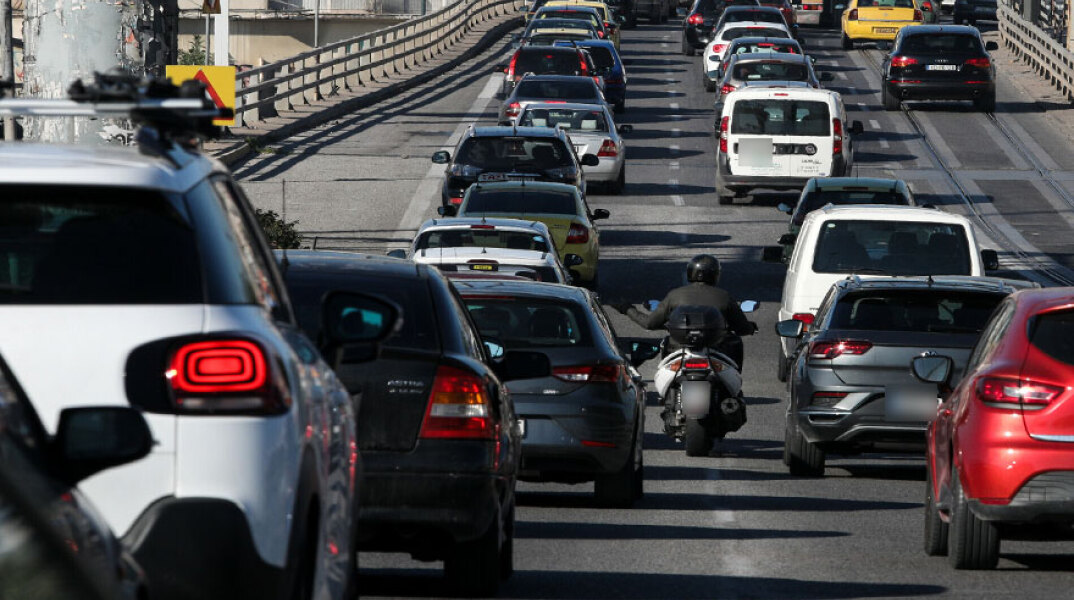 Οχήματα σε δρόμο της Αθήνας