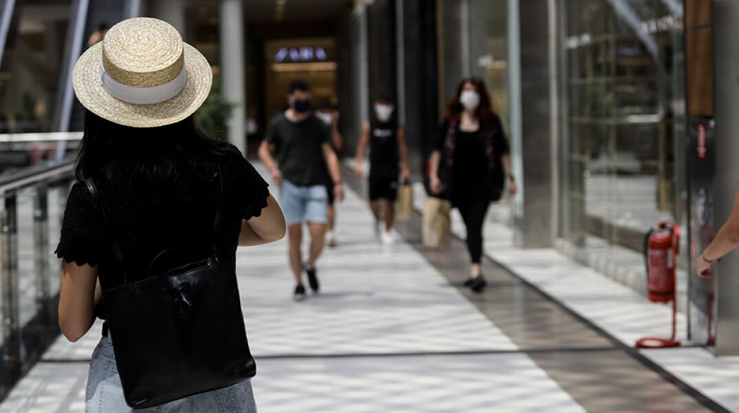 Εμπορικό κέντρο: Κόσμος περνά έξω από καταστήματα