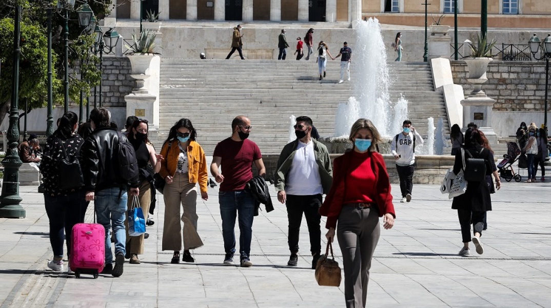Πολίτες με μάσκα στο κέντρο της Αθήνας 