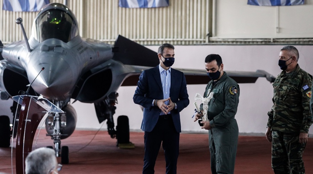 Ο Αναστάσιος Ανδρονικάκης βραβεύεται από τον Κυριάκο Μητσοτάκη