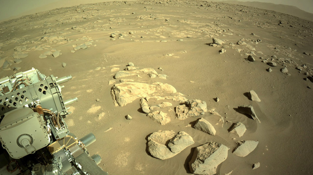 Φωτογραφία από τη NASA, δείχνει το τοπίο που περιβάλλει το Rever Perseverance