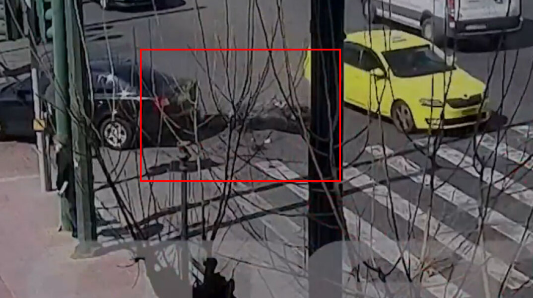 Τροχαίο στη Βουλή - Το υπηρεσιακό όχημα έχει διασχίσει κάθετα το ρεύμα ανόδου, με τη μηχανή του 23χρονου Ιάσονα να «καρφώνεται» στο πίσω μέρος του αυτοκινήτου