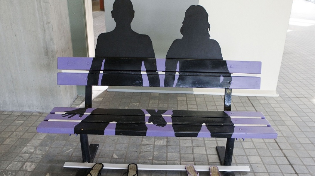 Παγκάκι επιζωγραφισμένο με ανθρώπινες φιγούρες