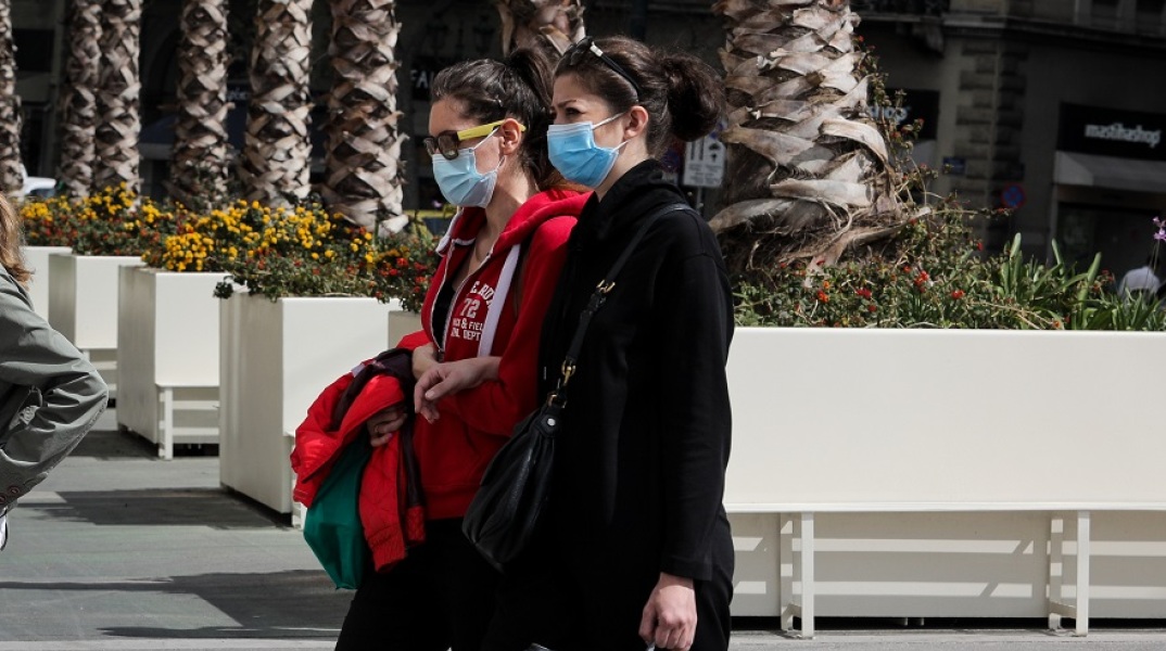 Γυναίκες με μάσκα στο κέντρο της Αθήνας