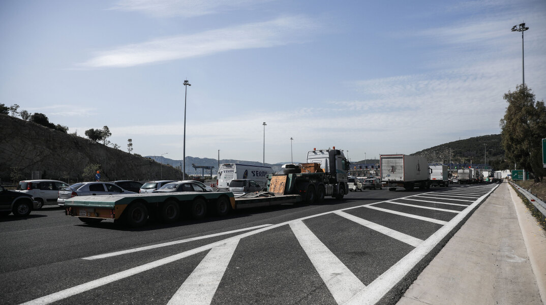 Πάσχα - Μετακινήσεις: Σε ισχύ τα νέα έκτακτα μέτρα με συγκεκριμένες εξαιρέσεις για τη μετακίνηση εκτός νομού