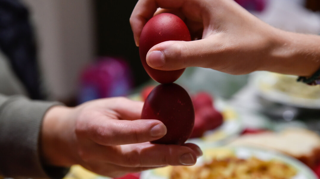 Τσούγκρισμα πασχαλινών αυγών - Με νέα μέτρα το φετινό Πάσχα, όπως ανακοίνωσε ο Νίκος Χαρδαλιάς