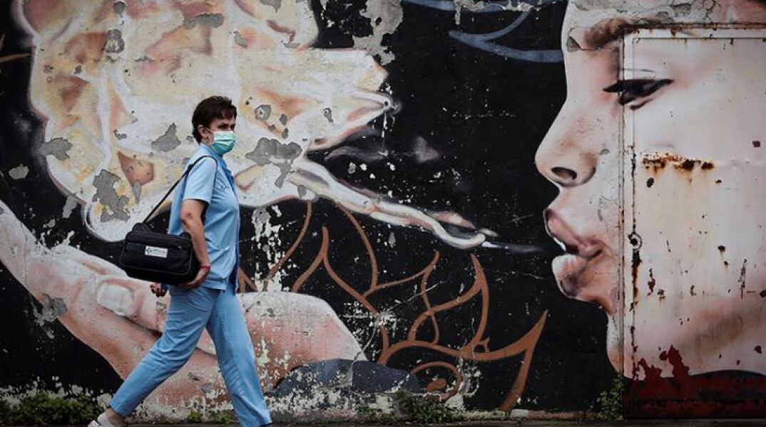 Ανθρωπος με μάσκα στην Ισπανία