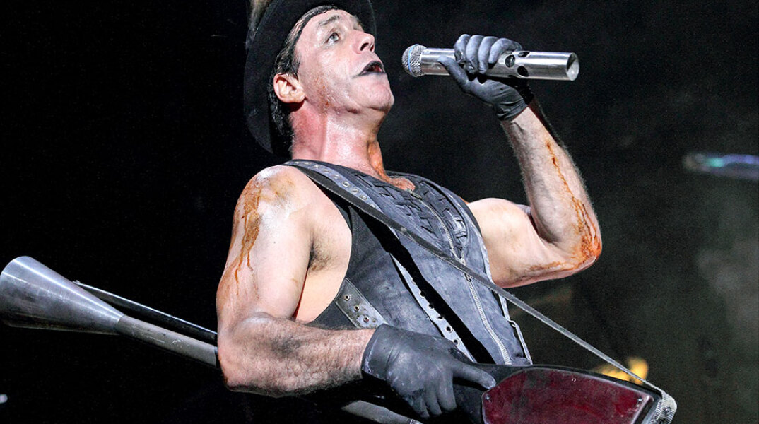 Ο τραγουδιστής των Rammstein, Till Lindemann, στη συναυλία τους στην Αθήνα το 2010